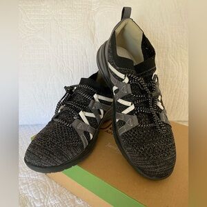 BRAND NEW NEVER WORN Jambu sneakers, easy toggle tie and oh so comfortable!